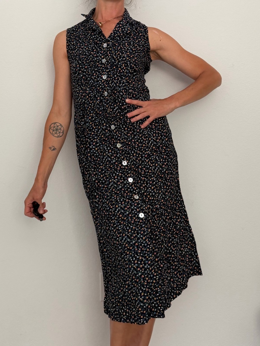 Robbie Bee Vintage Sleeveless Abalone Button-Front Midi Dress with Floral